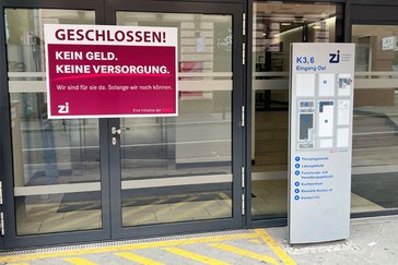 Psychische Gesundheit braucht eine zukunftssichere, flexible Versorgung Ein Schild mit der Aufschrift "Geschlossen" hängt vor dem Eingang des ZI in K 3.