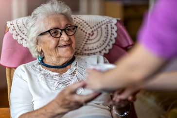 ältere Frau wird betreut