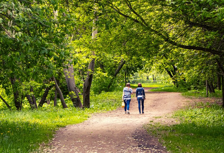 Frauen beim Spaziergang