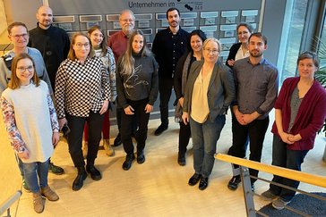 Das Bild zeigt die Forschenden des Verbunds Sleep Neuro Path im Foyer des Fraunhofer IDMT.