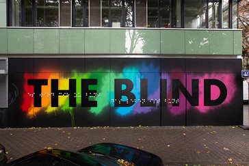 Fotografie der Fassade mit einem Teil des Murals